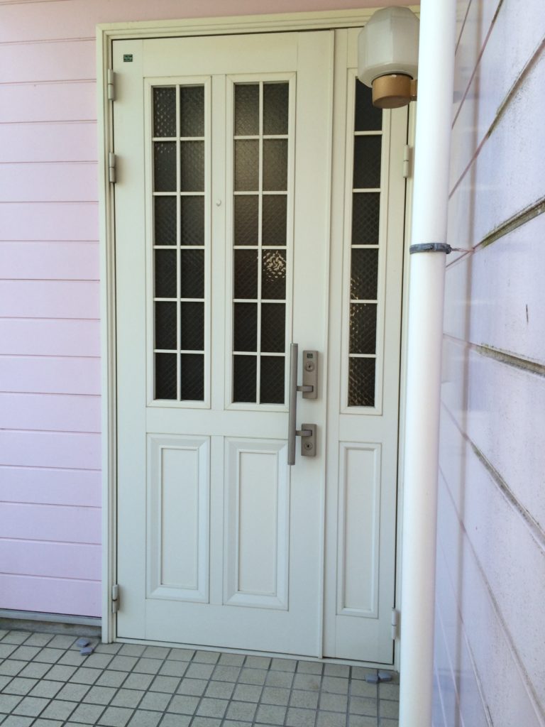 玄関ドアの結露を心配されていました。玄関ドア、エントランスのタイル、外壁塗装をご希望でした。