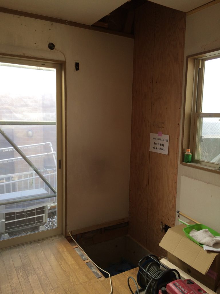 リビングの壁に耐震補強を行いました。