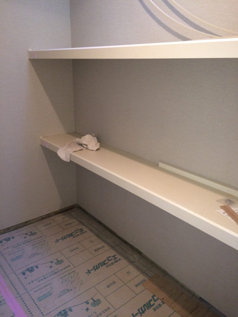 土間収納の棚板取付ました。