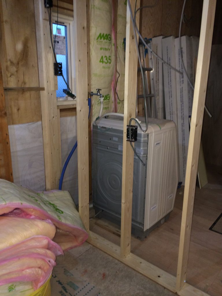 キッチンの壁を作成中、耐震・断熱の工事中です。