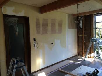 収納棚・キッチン取付用に１２m/mベニヤで下地作り。