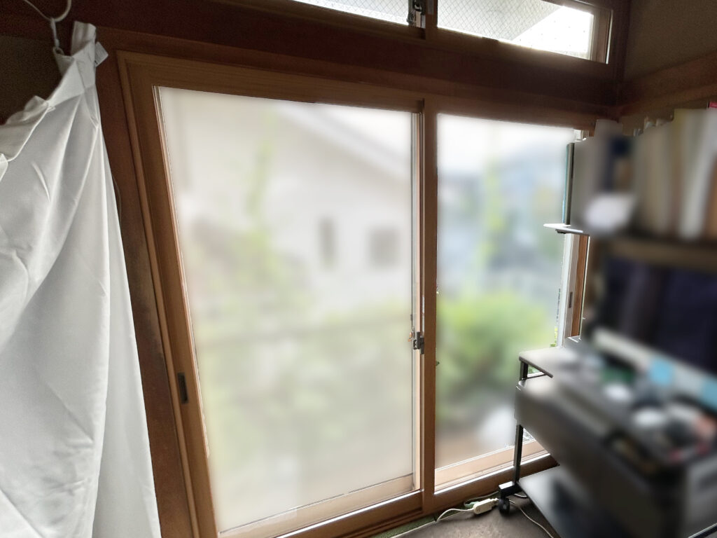 和室の窓にも内窓を取り付け、寒さ対策を行いました。既存の窓を残したまま施工できるため、お部屋の雰囲気を大きく変えずに改修しています。